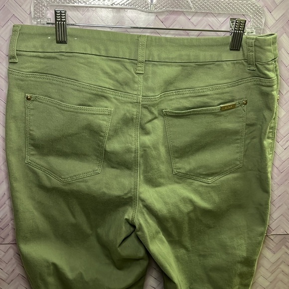 Chicos size one olive green, so slimming girlfriend, ankle pants, women’…​ - Picture 3 of 5